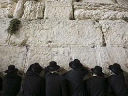 Ortodoxní idé se modlí u Zdi nák v Jeruzalém a prosí Boha o odputní svých...