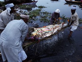 Indové z msta Váránasí provádjí posmrtný rituál na behu posvátné Gangy (10....