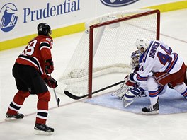 SKÓRUJE. Jaromír Jágr z New Jersey pekonává obranu New York Rangers.