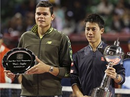 Poraen finalista Milos Raonic (vlevo) a vtzn Kei Niikori po finle