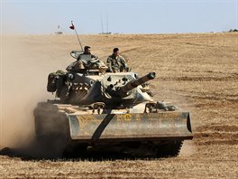 Tureck tanky zaujaly pozice u syrsk hranice v provincii Sanliurfa. Na syrsk...
