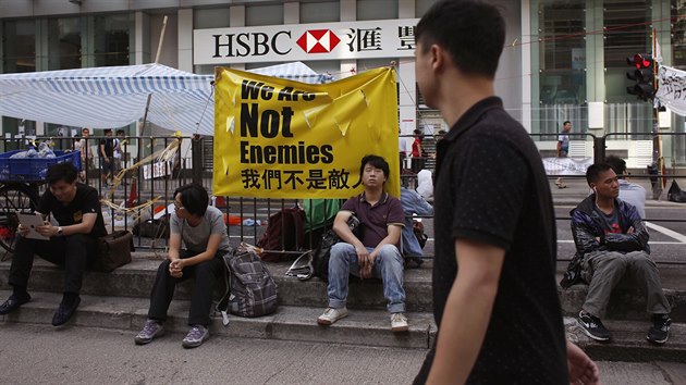 Pr zbvajcch aktivist v ulicch Hongkongu.