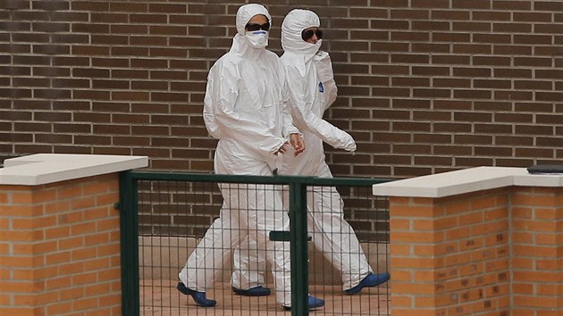 panlt zdravotnci ped nemocnic v Madridu, kde je hospitalizovna zdravotn sestra s ebolou (9. jna 2014)