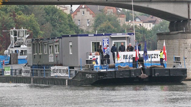 S nkladn lod naloenou kontejnery dokzal polsk kapitn doplout a do pstavu v polskch Kolch. Na fotografii lo proplouv Krapkowicemi.