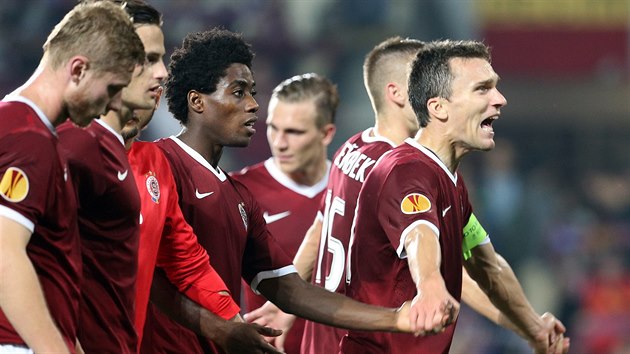 OSLAVA VTZSTV. Fotbalov Sparta porazila v Evropsk lize vcarsk tm Young Boys Bern 3:1 a o radost se dl hri s fanouky.
