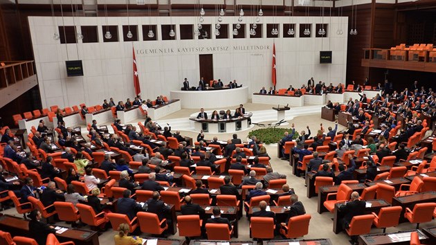 Tureck parlament schvlil zapojen Turecka do boje proti Islmskmu sttu (2. jna 2014).