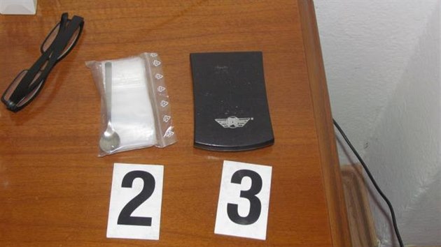 Vci a penn hotovost, kter policist zadreli pi dopaden dvou dealer drog v Praze