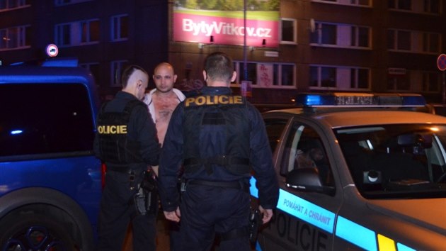 Policist po rvace v hern v prask Konvov ulici zadreli celkem sedm osob vetn t en (2.10.2014)
