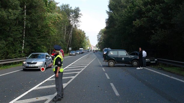 Pi dopravn nehod u obce Ptihosty byli zranni ti lid. Na mst zasahoval tak vrtulnk zchran. (3.10.2014)