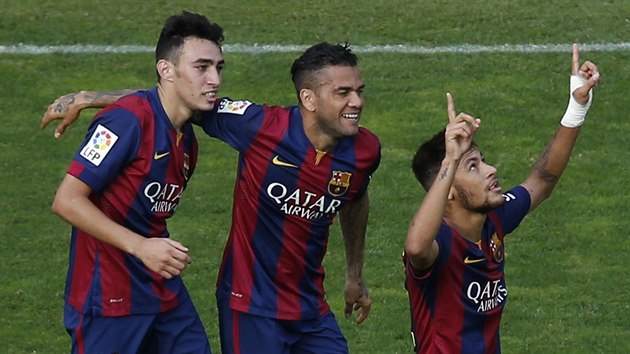 TRADIN GLOV OSLAVA. Neymar, tonk fotbalov Barcelony, se raduje z glu, kter vstelil v zpase panlsk ligy do st Vallecana.