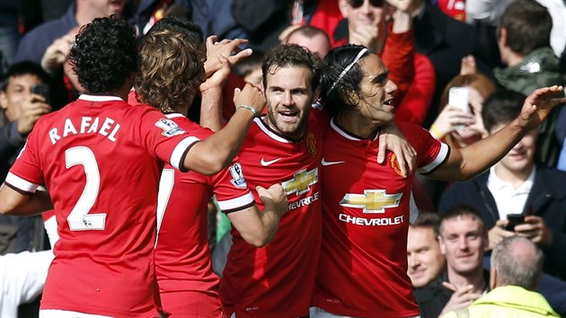TMOV OSLAVA. Radamel Falcao (vpravo), fotbalista Manchesteru United, se raduje se svmi spoluhri z glu, kter vstelil v utkn anglick ligy s Evertonem.