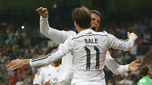 HVZDY SLAV. Gareth Bale (s slem 11), fotbalista Realu Madrid, oslavuje spolu s Cristianem Ronaldem gl do st Athletica Bilbaa.