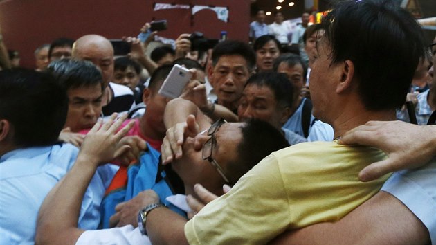 V centru Hongkongu v ptek vypukly potyky mezi demonstranty poadujcmi demokratick volby a stovkami odprc protest, kte se aktivisty pokoueli vytlait z ulic (3. jna)