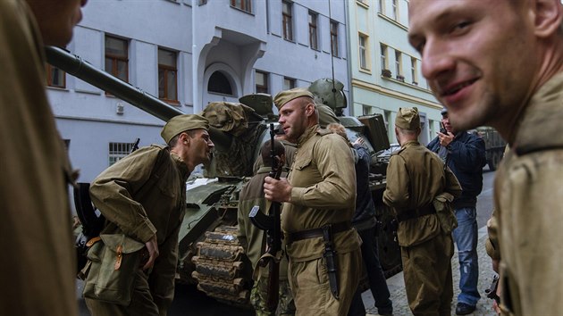 Nedln zbry zachytily reakci Praan na prvn den srpnov okupace eskoslovenska armdami Varavsk smlouvy (5. jna)