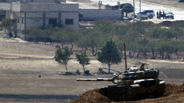 Podle syrskch aktivist se islamist sthli z nkterch st Kobani. Na snmku tank tureck armdy (8. jna)