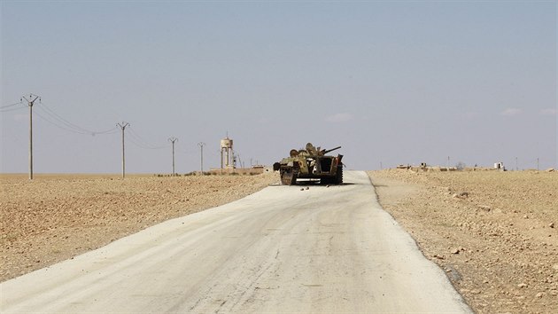 Ponien obrnn vz na silnici smujc do msta Kobani (8. jna)