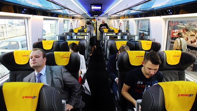 Nové vagóny Astra společnosti RegioJet vyrobené v Rumunsku jsou vybaveny dotykovým monitorem v každé sedačce.