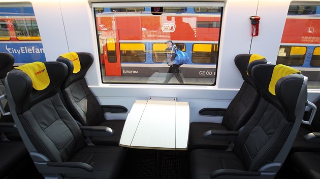 Nové vagóny Astra společnosti RegioJet vyrobené v Rumunsku jsou vybaveny dotykovým monitorem v každé sedačce.