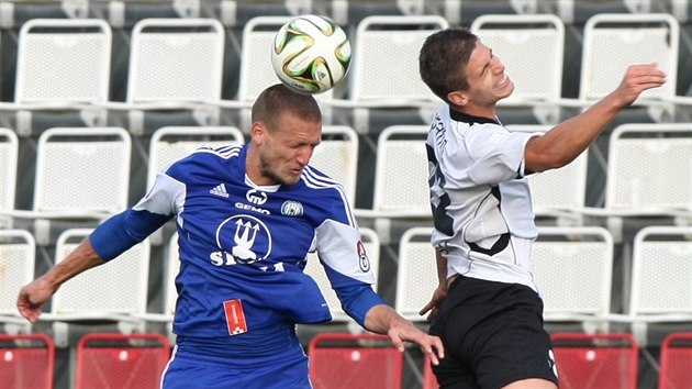 Olomouck Martin indel (vlevo) v hlavikovm souboji v utkn proti Vlaimi.