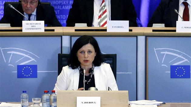 Věra Joruová při slyšení, které se týká jejího případného postu komisařky pro spravedlnost, ochranu spotřebitele a otázky rovnosti pohlaví (1. října 2014).