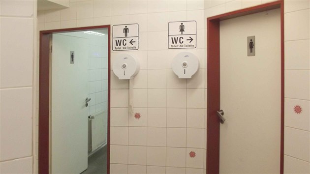 Veejn toalety ve stanici metra Mstek. Vstup do prostor toalet ped rekonstrukc.