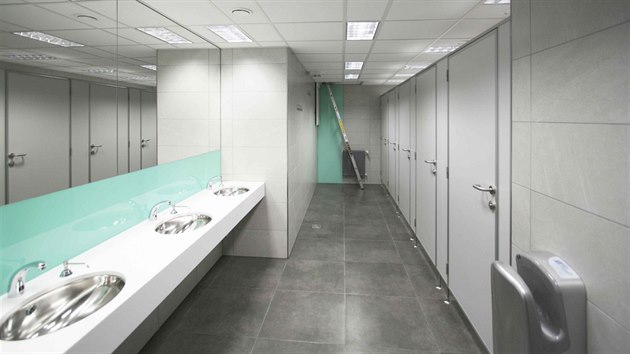 Kabinky a umyvadla ve veřejných toaletách stanice metra Můstek po rekonstrukci