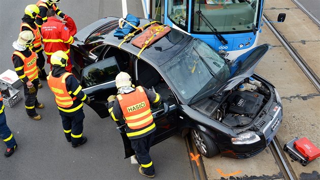 Vz Audi odbooval vlevo, jene idi si nejspe neviml pijdjc tramvaje. (30. z 2014)