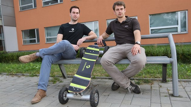 Daniel Kokotek (vpravo) a Miroslav Peina pedvádjí jeden z prototyp...