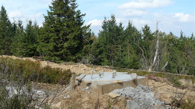 Od horn stanice lanovky povede po hebeni krtk pibliovac vlek do blzkosti Masarykovy chaty na erlichu. Firma u betonuje jeho patky.(18. 9. 2014)