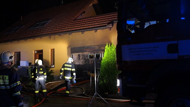 V gari rodinnho domu ve Slavkov shoel mimo dalch vc i zaparkovan mercedes.