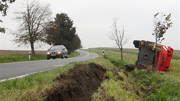 Teprve jednadvacetilet idi najel s jebem na krajnici, kter se pod tkm strojem utrhla a vz se pevrtil.