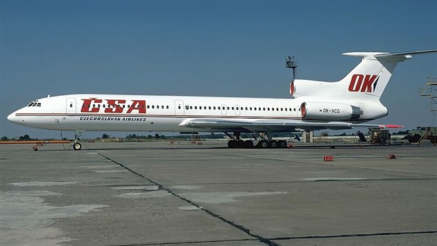 Přes přelomový rok 1989 přeletěly ČSA se staršími typy Jak-40, Tu-134, Il-62 a relativně moderními Tu-154. Na fotografii je Tu-154 v době experimentů s hledáním nového barevného schématu letadel společnosti počátkem devadesátých let.