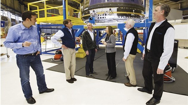 Zstupkyn fa NASA Lori Garverov (tet zprava) naexkurzi vcentrle Bezosovy soukrom kosmick spolenosti Blue Origin vKentu vestt Washington.