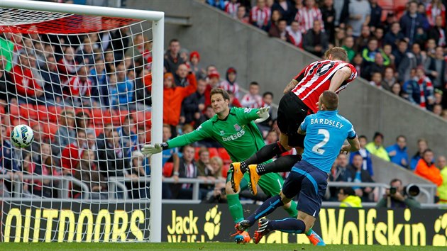 GL. Connor Wickham ze Sunderlandu pekonv obranu Stoke v zpase anglick ligy.