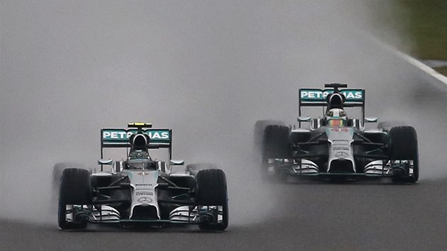 MERCEDESY V ELE. Nico Rosberg (vlevo) a Lewis Hamilton ve Velk cen Japonska formule 1. 