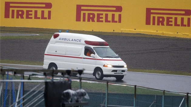 PIJ͎D POMOC. Sanitka chvt trat v Suzuce do mst, kde havaroval Jules Bianchi ve Velk cen Japonska formule 1.
