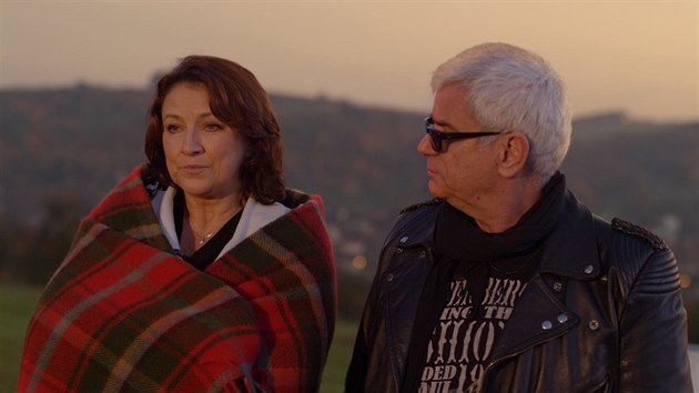 Zlata Adamovská a Petr Štěpánek ve snímku Intimity. Scéna se odehrává na kopci nad Zlínem.