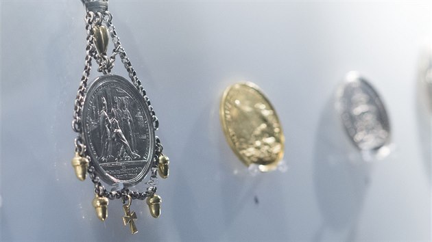 Na snmku vlevo je stbrn medaile z roku 1720.
