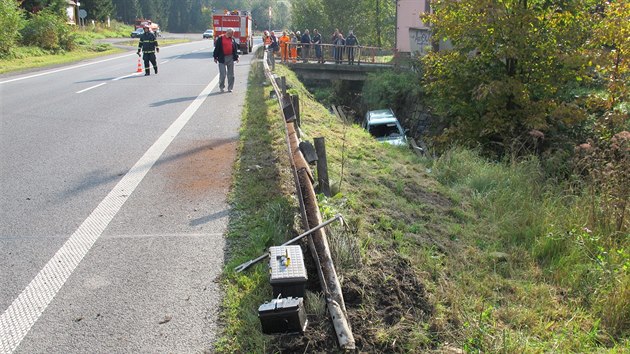 idika pi hledn mobilnho telefonu nevnovala pozornost zen a vyjela mimo cestu.