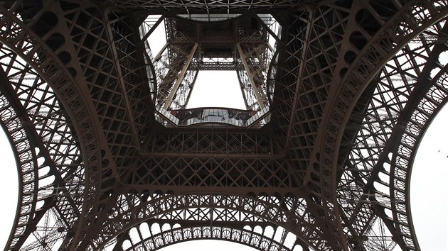 Novou prosklenou ploinu dostala Eiffelova v ke 125. narozeninm.