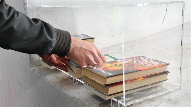 Lidé si mohou knihy z pouličních miniknihoven zdarma půjčit, nápad ovšem počítá s tím, že je také vrátí.