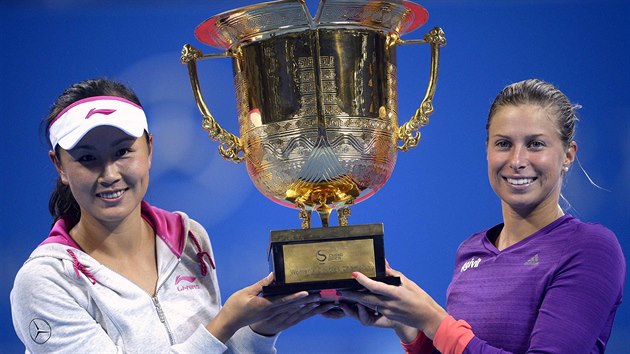 Pcheng uaj dr trofej, kterou spolu s Andreiu Hlavkovou (vpravo) vybojovala v Pekingu v turnaji tyhry.