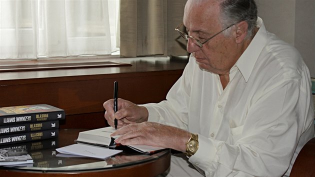 Spisovatel Frederick Forsyth podepisuje české vydání jeho zatím poslední knihy Seznam smrti(26. září 2014)