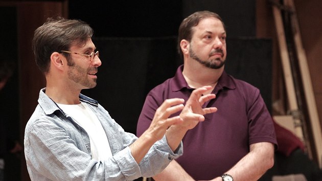 Americk dirigent John Fiore (vpravo) pipravuje pro Nrodn divadlo operu Pd Arkuna