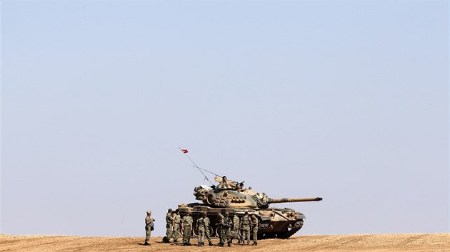Tureck tanky zaujaly pozice u syrsk hranice v provincii Sanliurfa. Na syrsk stran hranice kurdsk jednotky bojuj s islamisty o msto Kobani (6. jna 2014).
