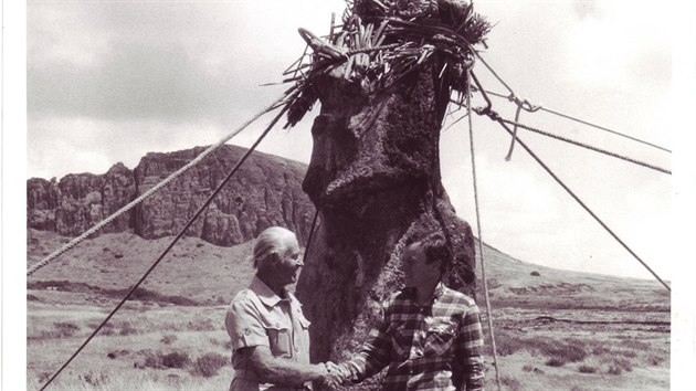 Rozpohybovan sochy moai na Velikononm ostrov. Ped jednou z nich ing. Pavel Pavel a Thor Heyerdahl.