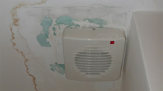 Ventiltorem v podhledu WC zatk.