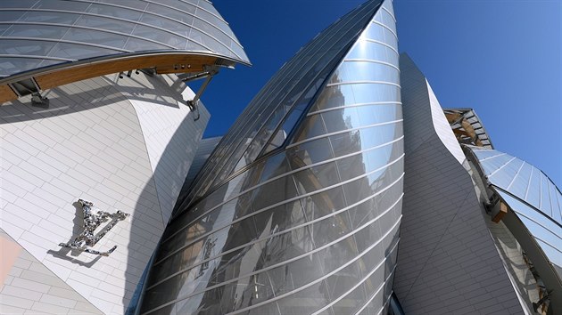 Budovu za v pepotu ti miliardy korun navrhl a prezentoval Frank Gehry u v roce 2006, piem se nechal inspirovat dlouholetou tradic sklennch budov v Pai.