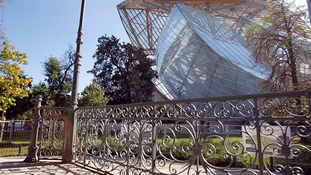 Budova Fondation Louis Vuitton v Bouloskm lesku v Pai.