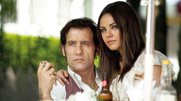 Clive Owen a Mila Kunisov ve filmu Pokrevn pouto (2013)